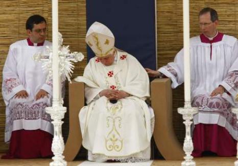 Papa Benedict a aţipit în timpul slujbei de duminică (VIDEO)